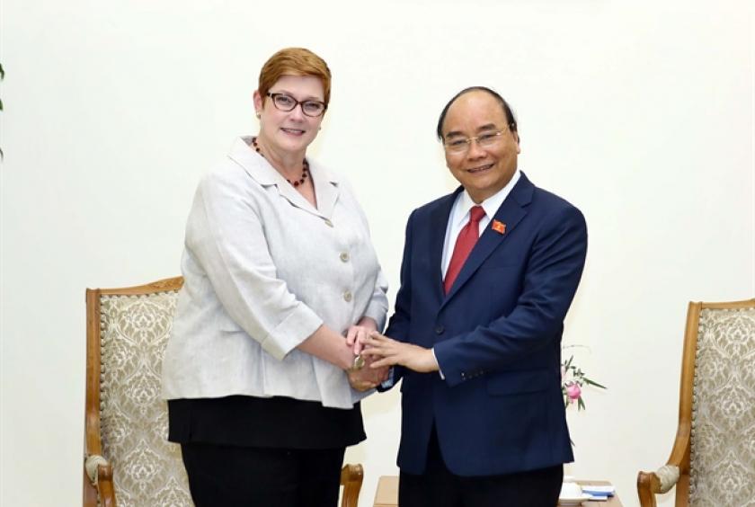 Prime Minister Nguyễn Xuân Phúc (R) meets Australian Foreign Minister Marise Payne in Hà Nội on Thursday. — VNA/VNS Photo Thống Nhất 