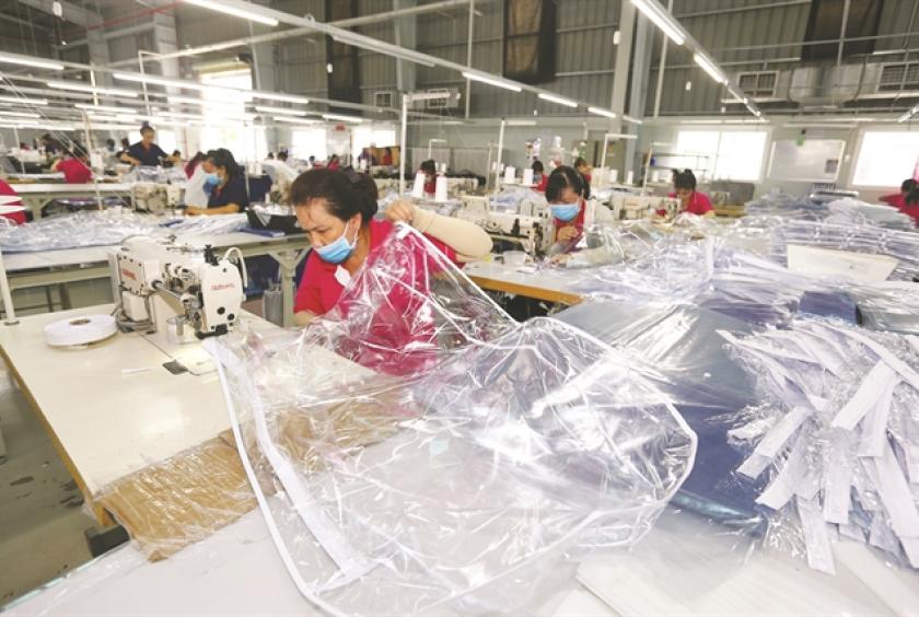Workers at China's AKA Homewares Company in the southern Long An Province. VNA/VNS Photo Danh Lam 