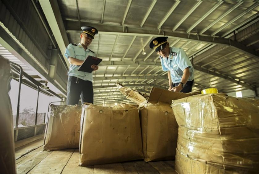 Officers of Cốc Nam Customs Department in Lạng Sơn Province, which shares a border with China, perform a check on imported products. — VNA/VNS Photo Hoàng Hùng 