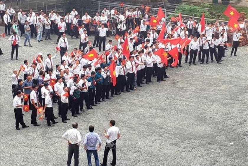 Vinasun drivers gather at court to await a decision on the company’s lawsuit against ride-hailing company Grab. – VNA/VNS Photo Read more at http://vietnamnews.vn/society/505217/grab-ruling-should-be-overturned-procuracy.html#P61IljHPJrDZqUHS.99