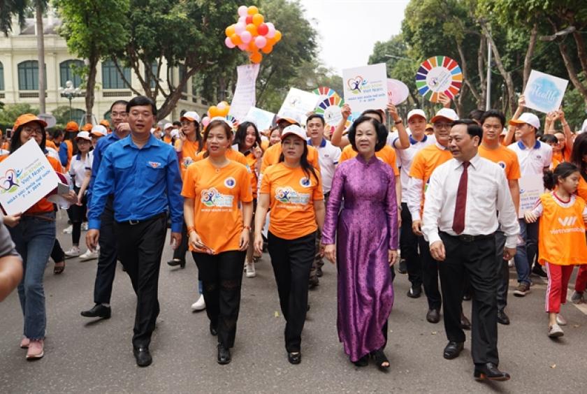 Delegates walk to celebrate the World Health Day (April 7) and support the Healthy Việt Nam Programme in Hà Nội on Sunday.— VNS Photo Thanh Hải 