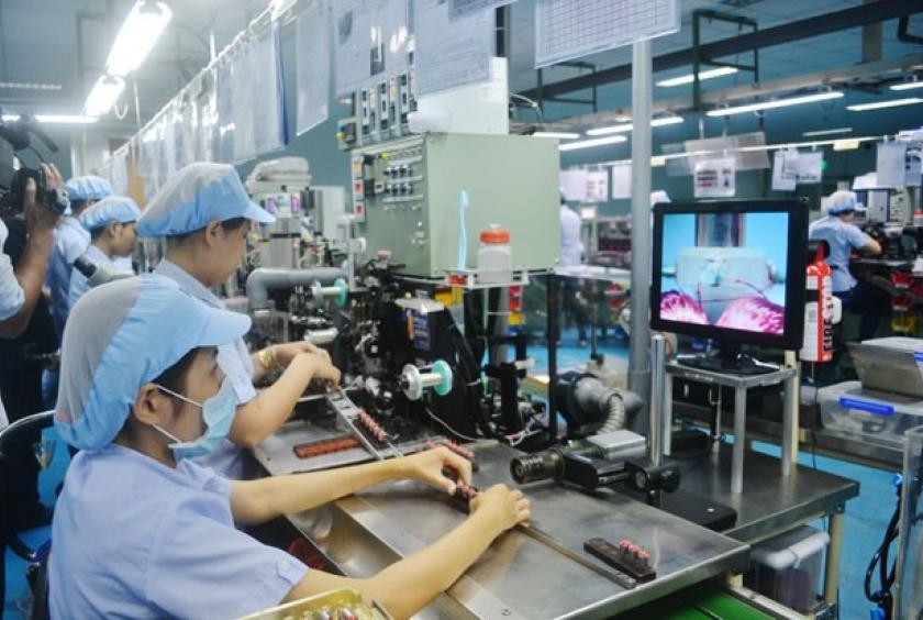 Workers manufacture electronic equipment at Mabuchi Motor Đà Nẵng Ltd. 65.3 per cent of Japanese companies in Việt Nam gained operating profits in 2018. — Photo baodanang.vn 