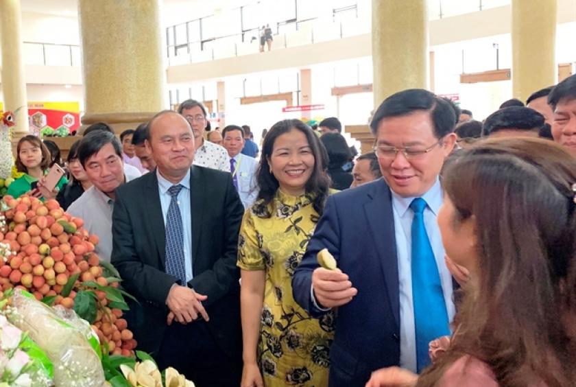 Deputy Prime Minister Vương Đình Huệ (second from the right) and other officials visit the exhibition of Bắc Giang fruit. — Photo baodientu.vn 