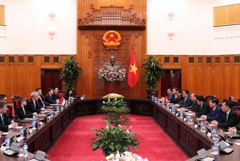 Prime Minister Nguyễn Xuân Phúc met with Singaporean Deputy Prime Minister and Coordinating Minister for Public Security Teo Chee Hean in Hà Nội on March 22. — VNA/VNS Photo Văn Điệp 