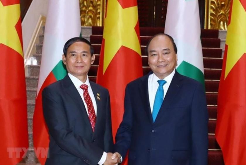 Vietnamese Prime Minister Nguyễn Xuân Phúc (right)