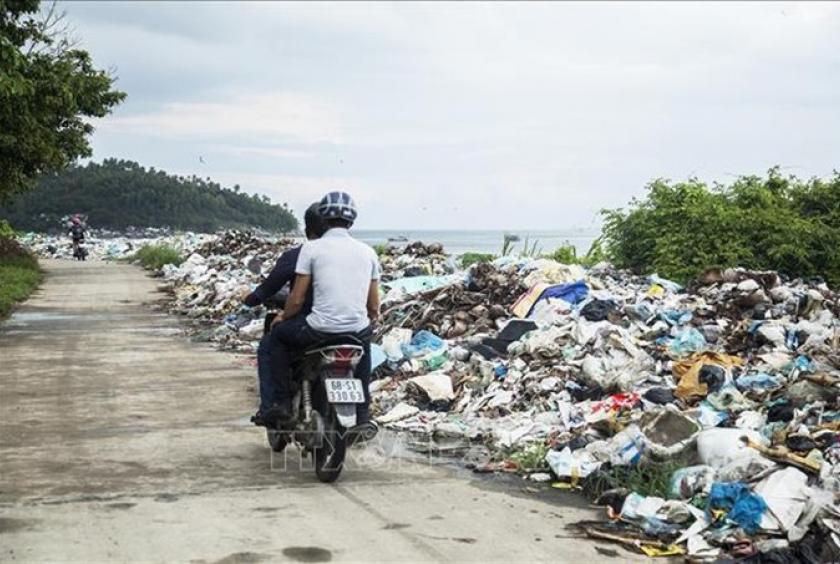 Discarded waste along a coastal road on Hòn Sơn Island, Lại Sơn Commune, Kiên Hải District in the southern province of Kiên Giang. VNA/VNS Photo Hồng Đạt 