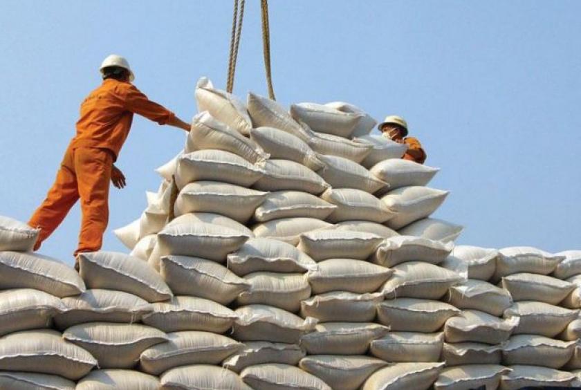 Workers stack bags of rice. Việt Nam was looking for measures to expand rice exports to China amid a fall in export volume to the market since 2018. — Photo baodauthau.vn 