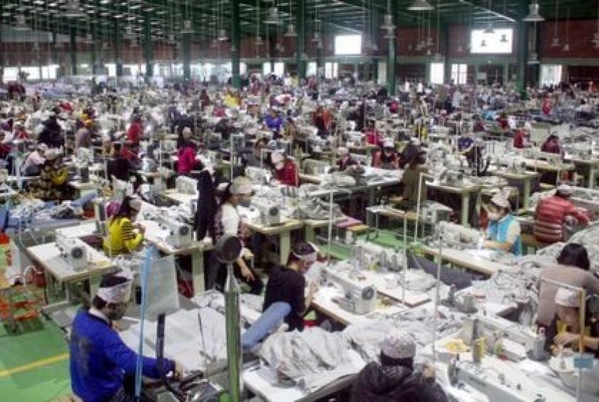 Apparel is made for export to the Netherlands at Venture International Joint Stock Company in Thanh Tiên Commune, the central province of Nghệ An’s Thanh Chương District.   — VNA/VNS Photo Tá Chuyên 