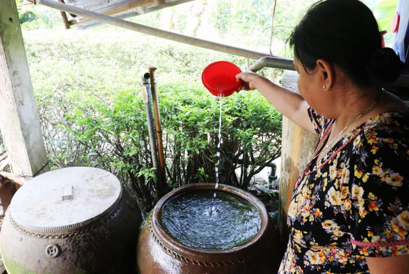 A woman in the southern province of Tiền Giang uses water purification chemicals to clean rain water she collects for domestic use. — VNA/VNS Photo Nam Thái 