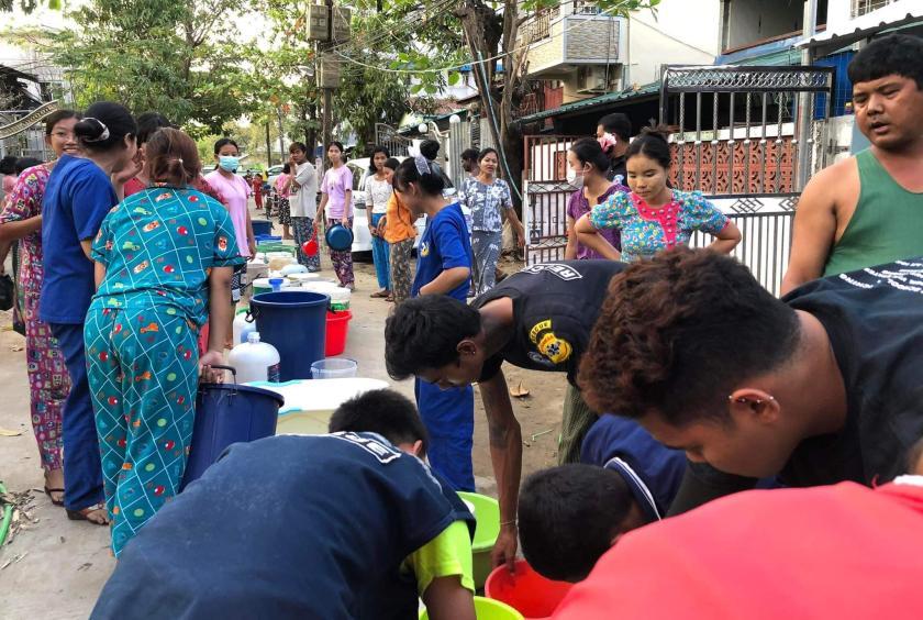 Water being donated in some streets of Wards 5, 10 and 13 in South Oakkalapa Township facing severe water shortages (Photo-Mitta Thidar Yaysin charity organization) 