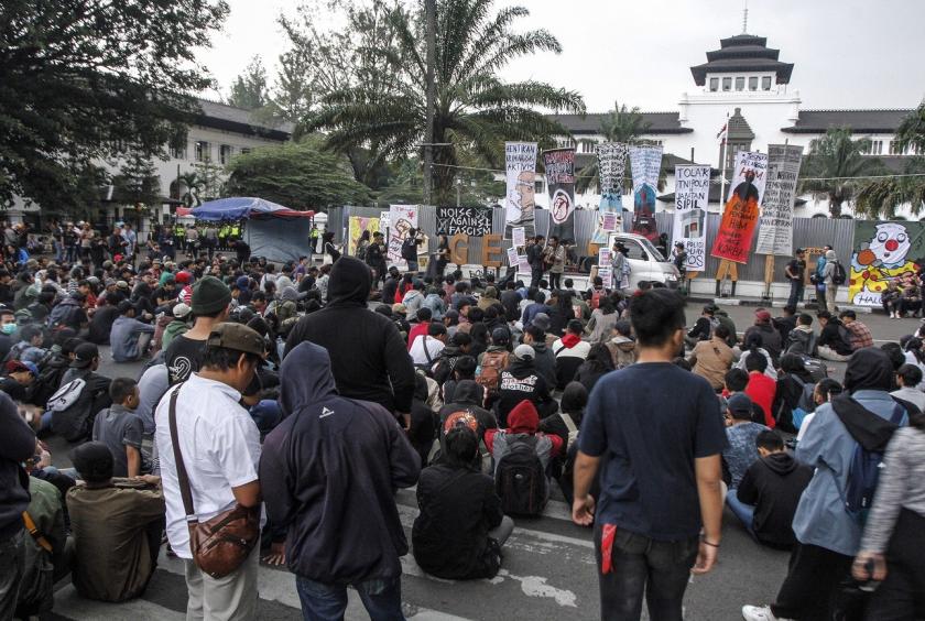 Hundreds of protesters rally on Jl. Diponegoro in Bandung, West Java on Oct. 17. (JP/Arya Dipa)