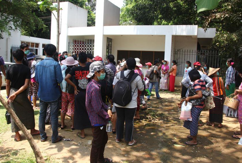 Workers arriving in front of the regional government office. (Photo-Shine Lin Aung) 