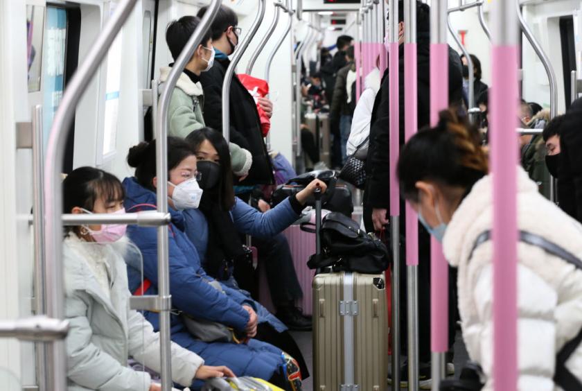 Passengers don masks in a subway in Wuhan on Wednesday amid an outbreak of pneumonia. ZHOU GUOQIANG/FOR CHINA DAILY