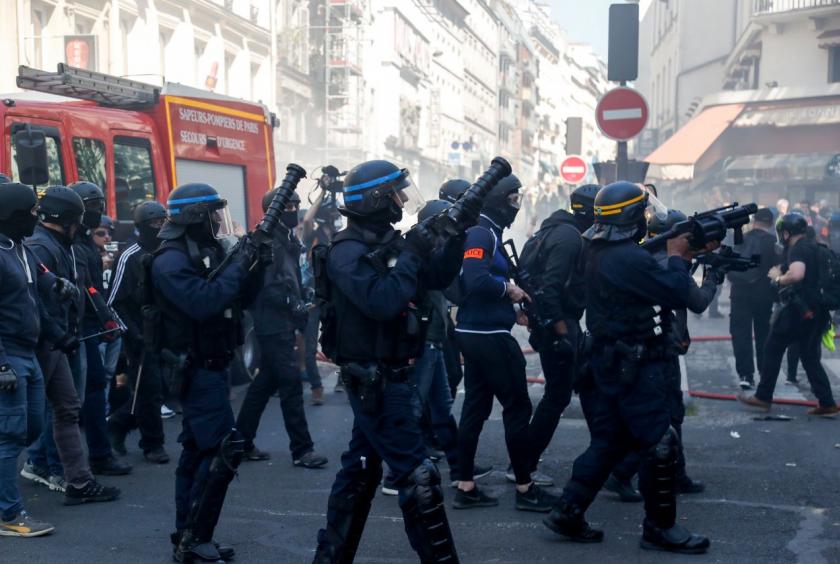 police prepare to fire rubber bullets at yellow vests protestors