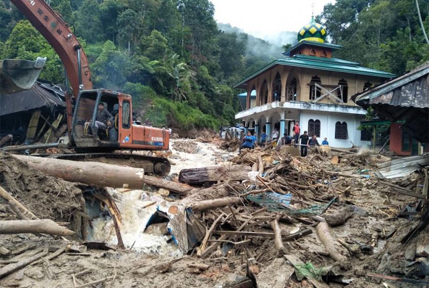 မြောက်ဆူမတ်တြားတွင် ရေကြီးမှုဖြစ်ပွားပြီးနောက် ကျန်ခဲ့သည့် အပျက်အစီးများအား အောက်တိုဘာ ၁၃ ရက်က ဖယ်ရှားနေကြပုံ (Photo - AFP)