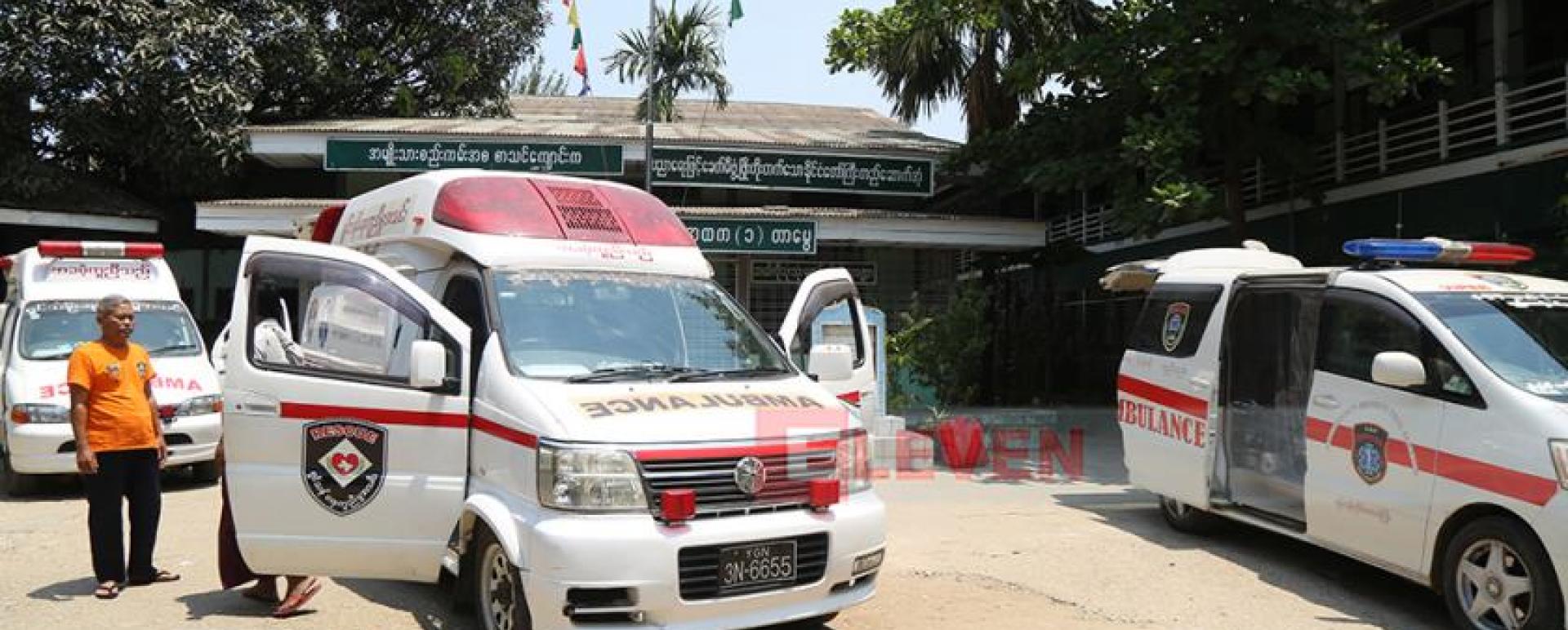 Ambulance crew helping the COVID-19 patient