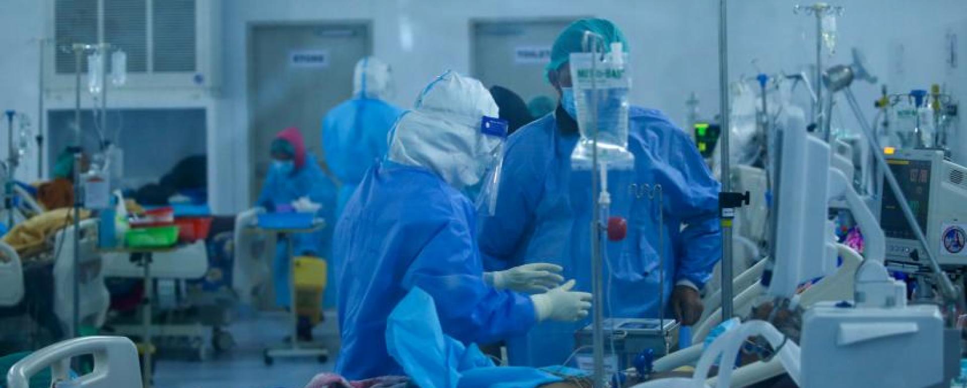 The medics gave treatments to the COVID-19 patients at Ayeyarwady Center(Photo-Ayeyarwady Foundation)