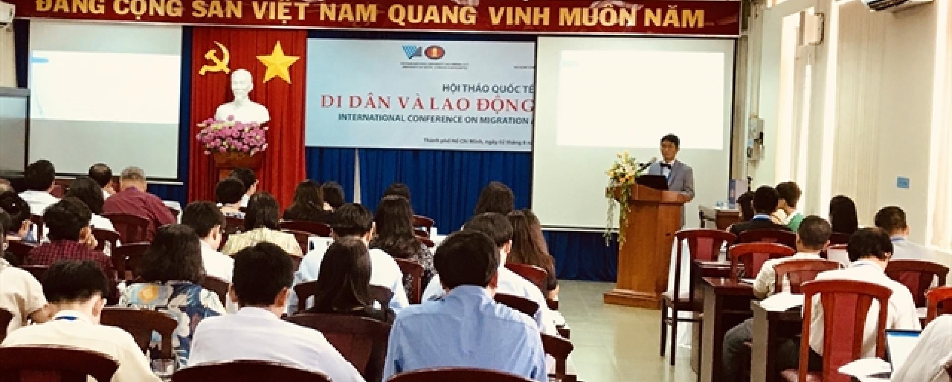 Kaxton Yu-Kwan Siu, of the Hong Kong Polytechnic University’s Department of Applied Social Sciences, speaks at the “Migration and Labour in Việt Nam” international conference yesterday in HCM City. VNS Photo Bồ Xuân Hiệp