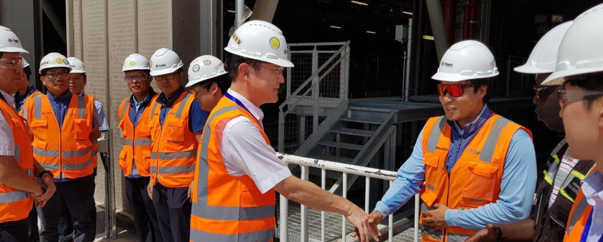  Lee shakes hands with a Samsung C&T employee in Riyadh on Sunday. (Samsung Electronics)