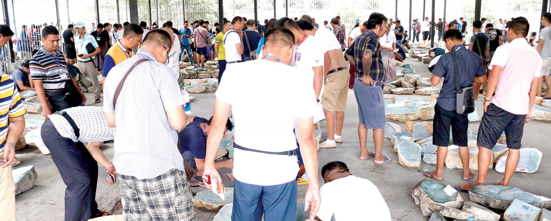 Gems merchants visit the Mid-Year Gems Emporium held in Nay Pyi Taw (Photo-Aung Min Thein)