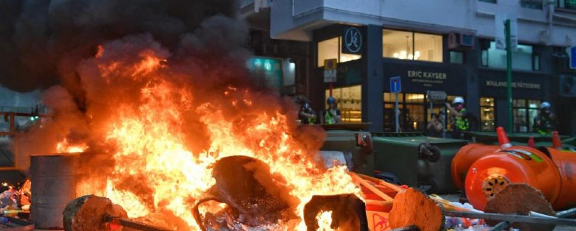 Protesters set a fire road block to slow police advancement at Wan Chai on Sept 29, 2019.ST PHOTO: CHONG JUN LIANG