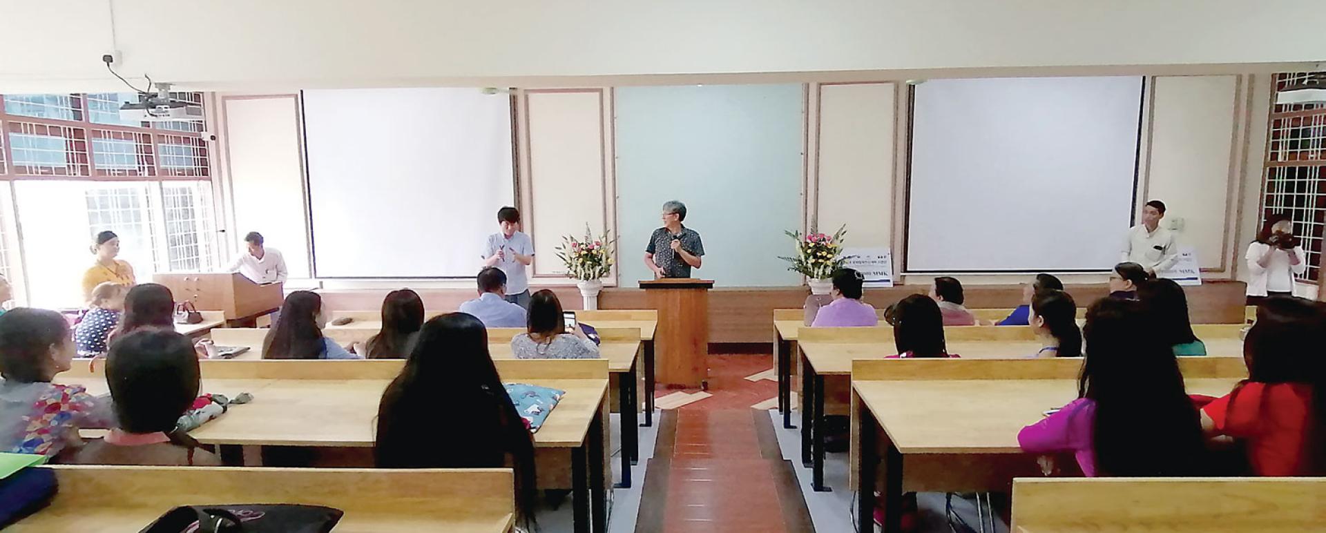 The ceremony to receive lab equipment from Chonbuk University.