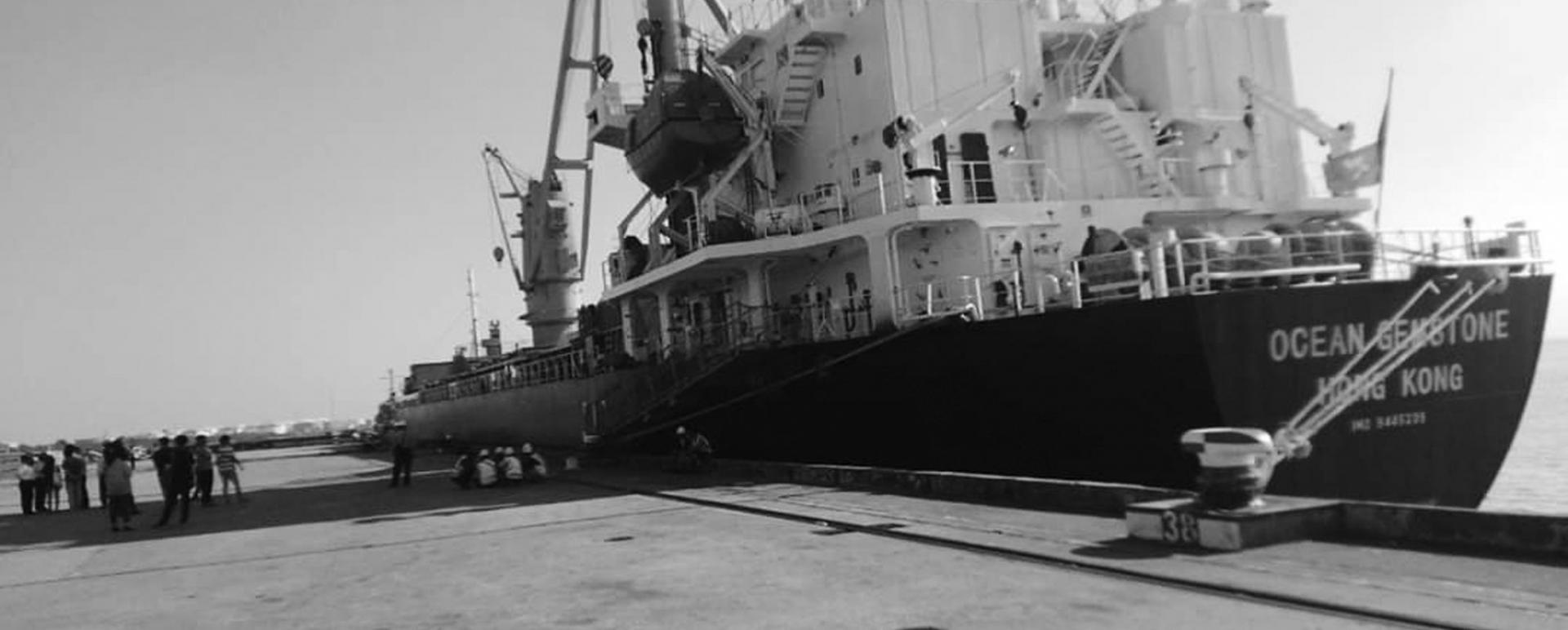 A vessel with the air-conditioned rail carriages purchased from S.Korea arrived in Thilawa jetty.