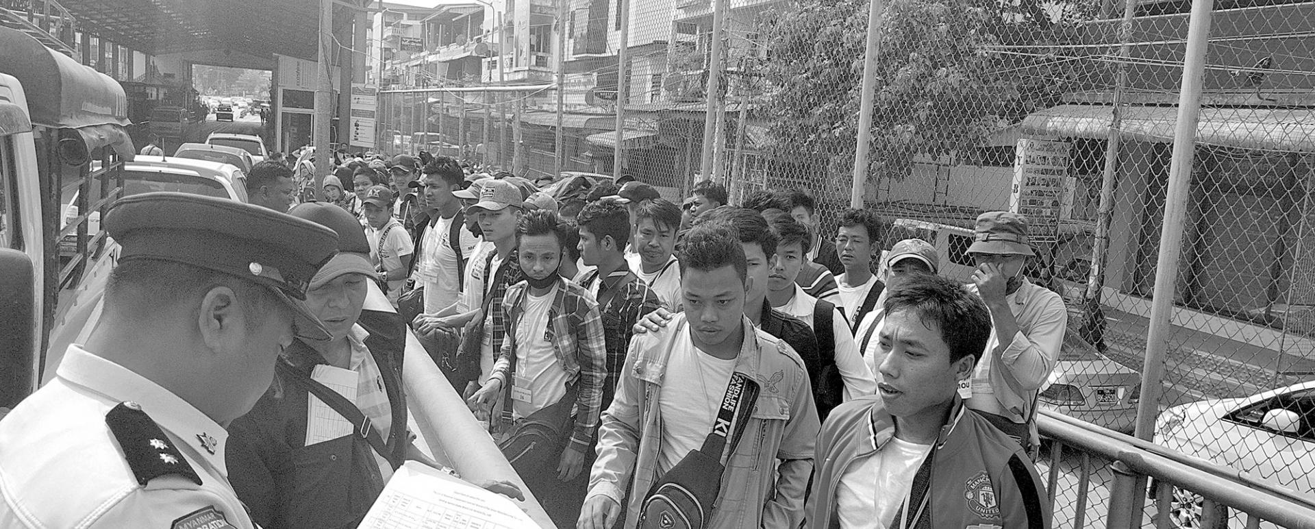 Workers going to Thailand seen at Myawady Friendship Bridge
