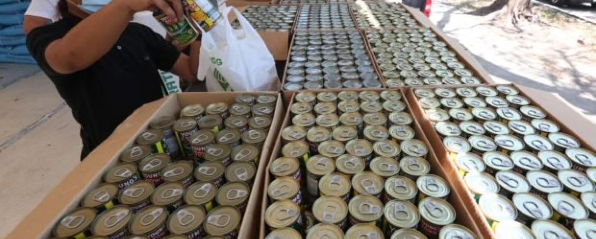  DONATIONS Volunteers in Parañaque City pack canned sardines for delivery to residents who cannot leave their homes because of the quarantine imposed on the entire island of Luzon. —MARIANNE BERMUDEZ
