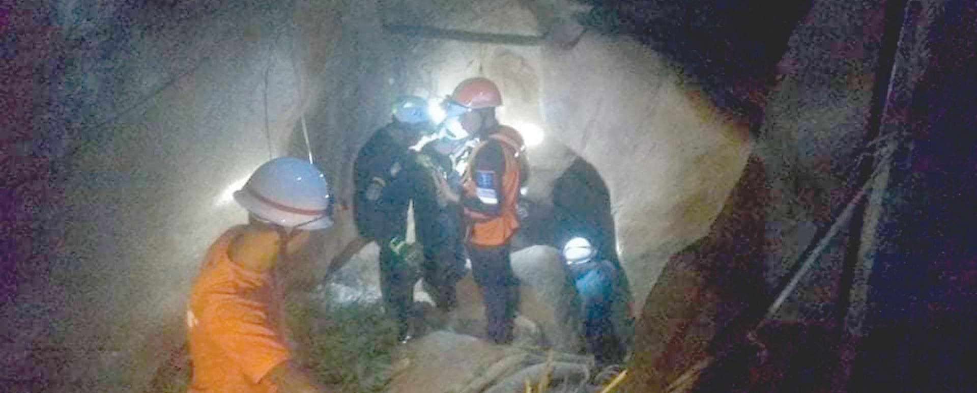 Authorities rescued miners being trapped in the hole (Photo-Myanmar Social Welfare and Rescue team in Mogok