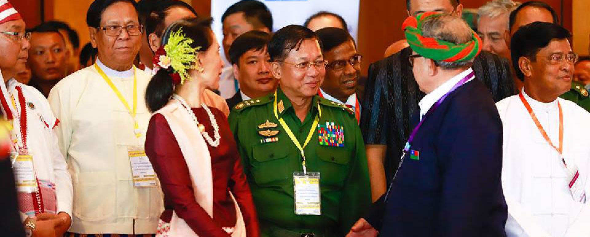 တစ်နိုင်ငံလုံး ပစ်ခတ်တိုက်ခိုက်မှုရပ်စဲရေးစာချုပ် (NCA) ရေးထိုးခြင်း နှစ်နှစ်မြောက် နှစ်ပတ်လည်နေ့ အခမ်းအနားတွင် အစိုးရ၊ တပ်မတော်နှင့် တိုင်းရင်းသား လက်နက်ကိုင်အဖွဲ့ခေါင်းဆောင်များကို တွေ့ရစဉ်