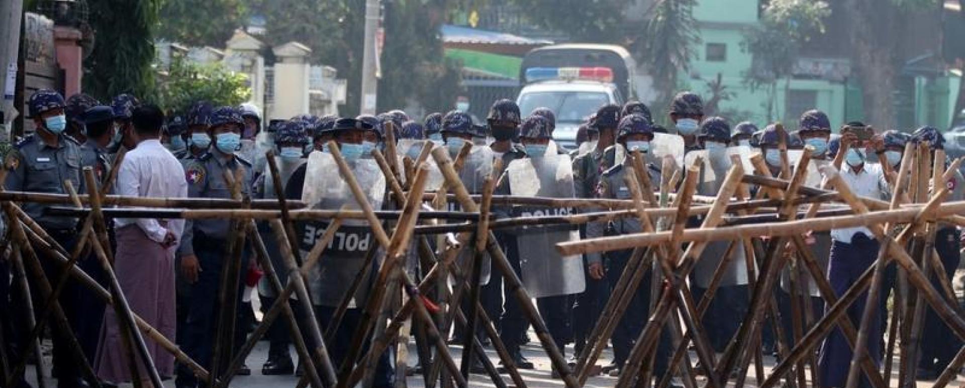  Riot police approach protesters' barricade in an attempt to disperse demonstration against the military coup in Naypyidaw, Myanmar on March 4, 2021. (STR / AFP)