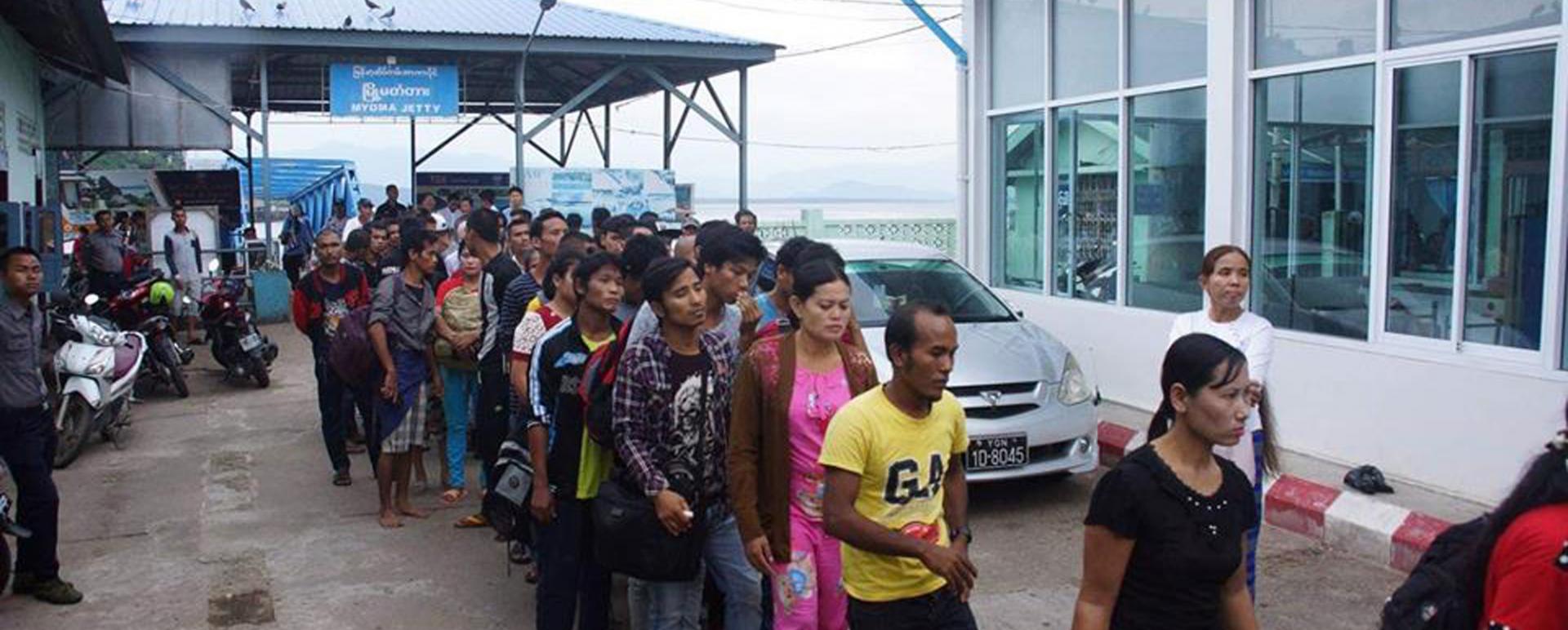  Released 99 Myanmar migrants returned back to Kawthaung border gate from Thailand