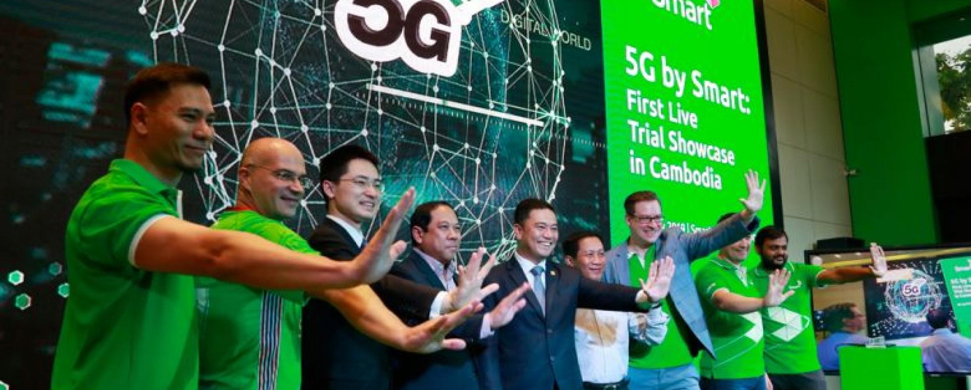 Smart Axiata CEO Thomas Hundt (third right) announced that the firm has begun 5G trials in partnership with Huawei Technologies. Heng Chivoan