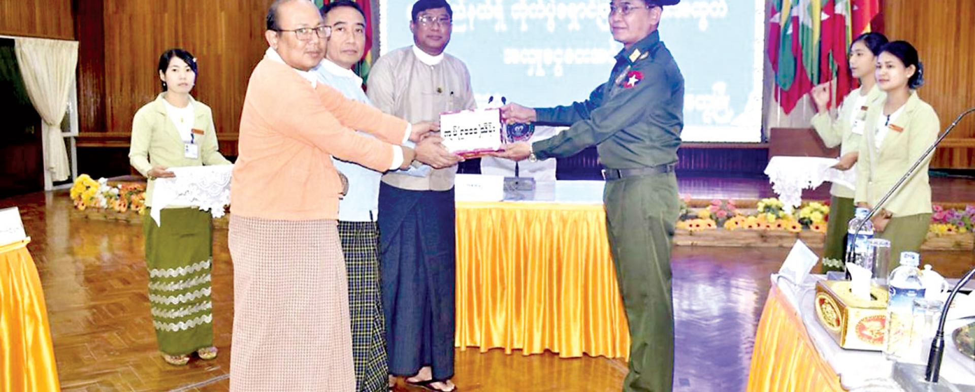 Tatmadaw family members presented Ks 500 million to the Rakhine State government for IDPs.