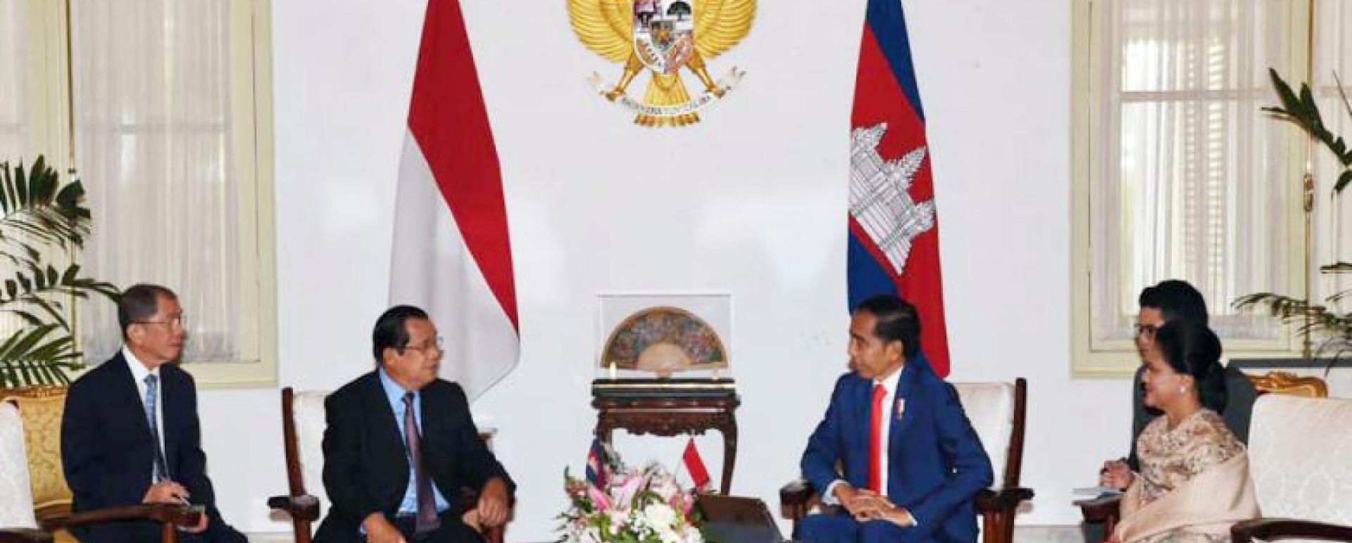 Prime Minister Hun Sen meets with Indonesian president Joko “Jokowi” Widodo on Sunday. Hun Sen's Facebook page