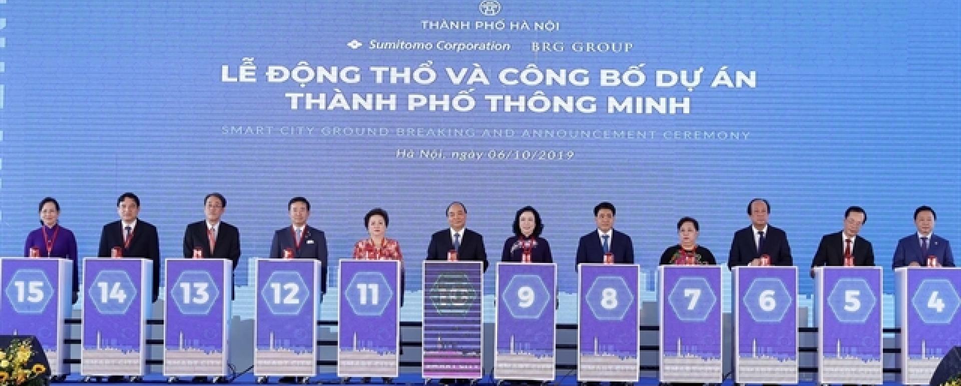 Prime Minister Nguyễn Xuân Phúc and delegates at the ground-breaking ceremony of Hà Nội's first smart city in Đông Anh District. — VNA/VNS Photo Thống Nhất