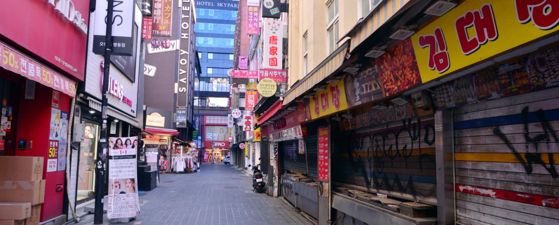 Many shops are closed with few shoppers walking around in Myeong-dong on Jan. 6. (Park Hyun-koo/The Korea Herald)