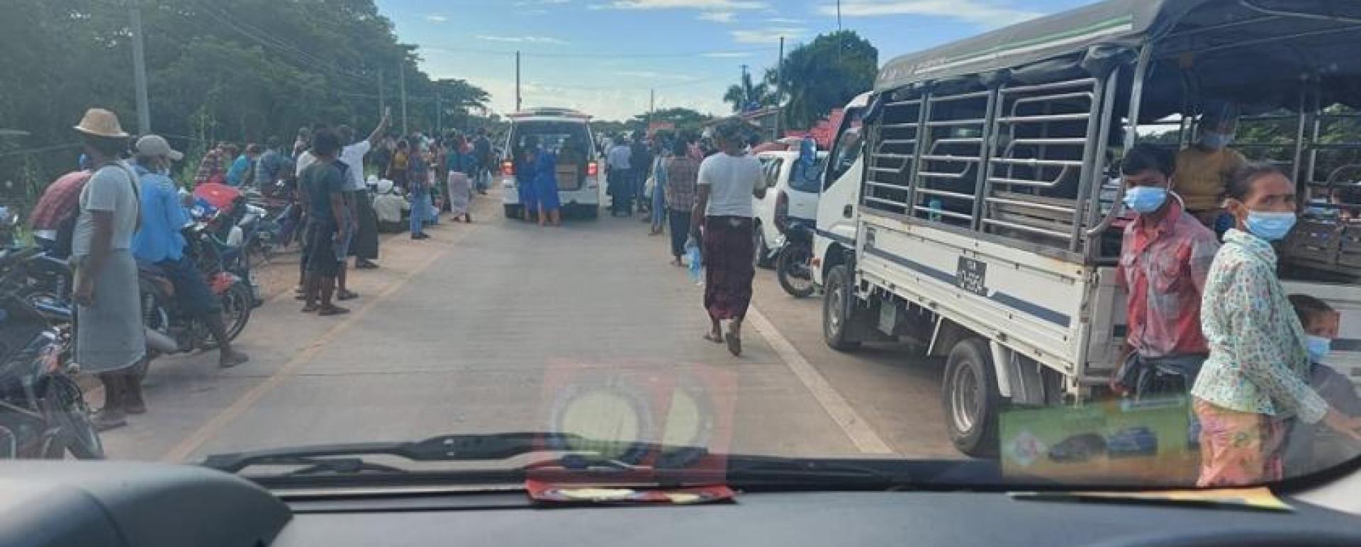 People are trapped between Pantaing gate in a border on Ayeyawady and Yangon Regions (Photo-Zayar Lay)