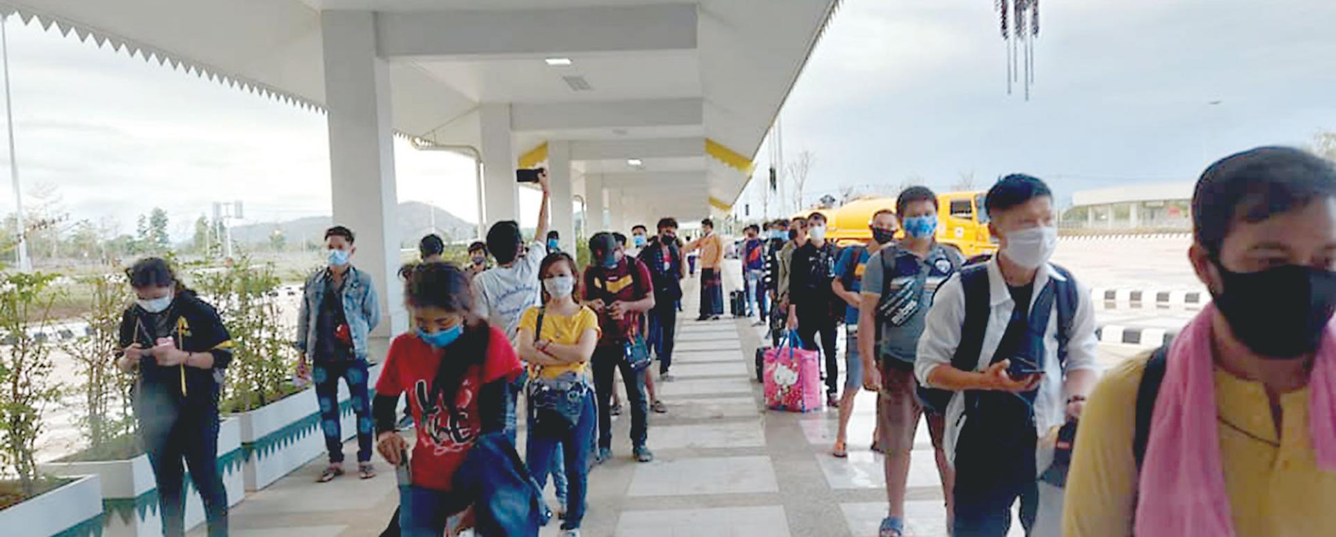 Myanmar migrants returning from Thailand seen on Myawady Friendship Bridge