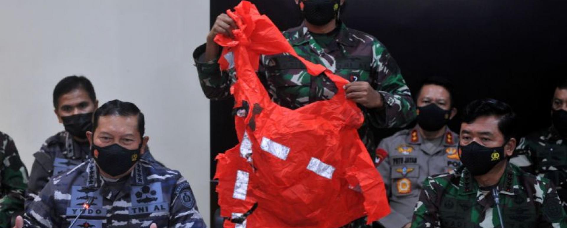 A military personnel holds an escape suit believed to be from the sunken submarine during a media conference in Bali, on April 25, 2021.PHOTO: X03535