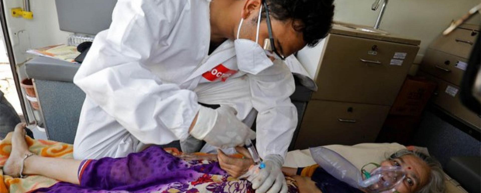 A doctor tends to a patient with a breathing problem inside an ambulance waiting to enter a COVID-19 hospital for treatment, amidst the spread of the coronavirus disease (COVID-19) in Ahmedabad, India, April 25, 2021. Photo: Reuters/Amit Dave