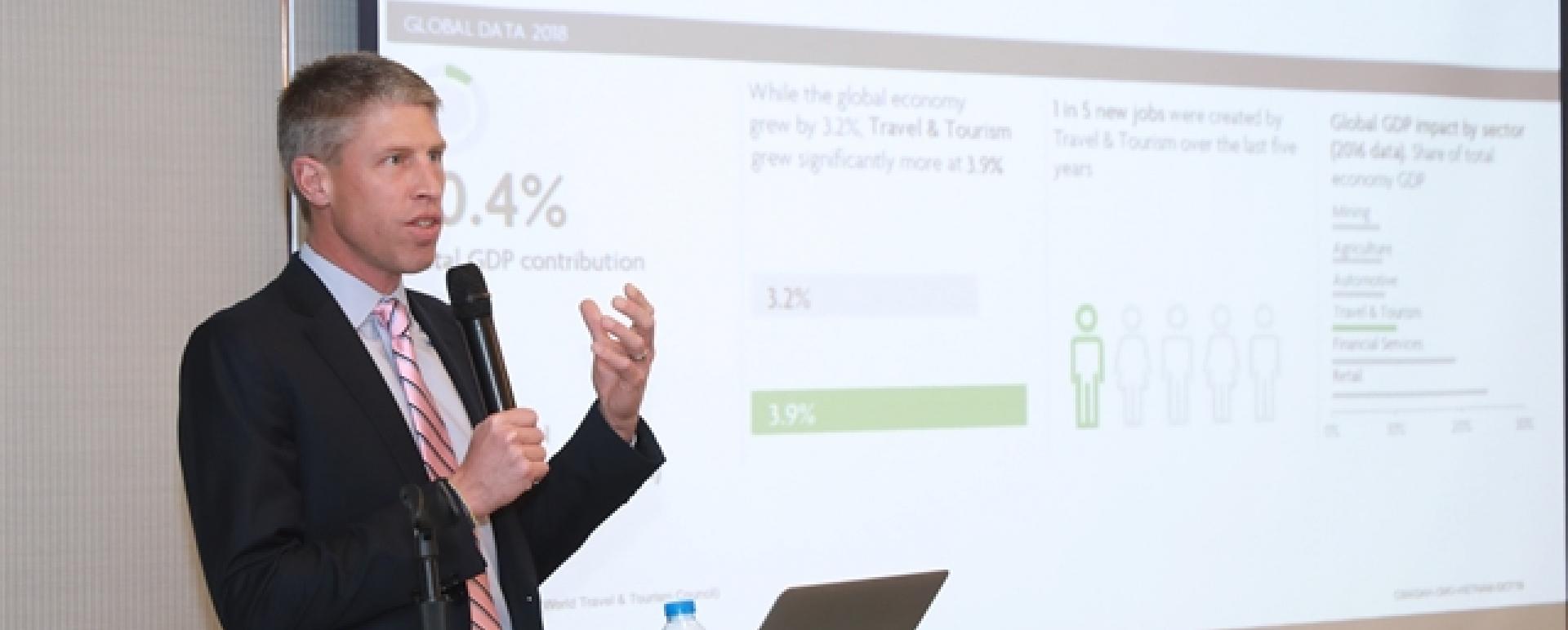  Darren Hulst, Deputy Vice President of Commercial Marketing for Boeing, presents the annual Commercial Market Outlook in Hà Nội on Thursday. — VNS Photo