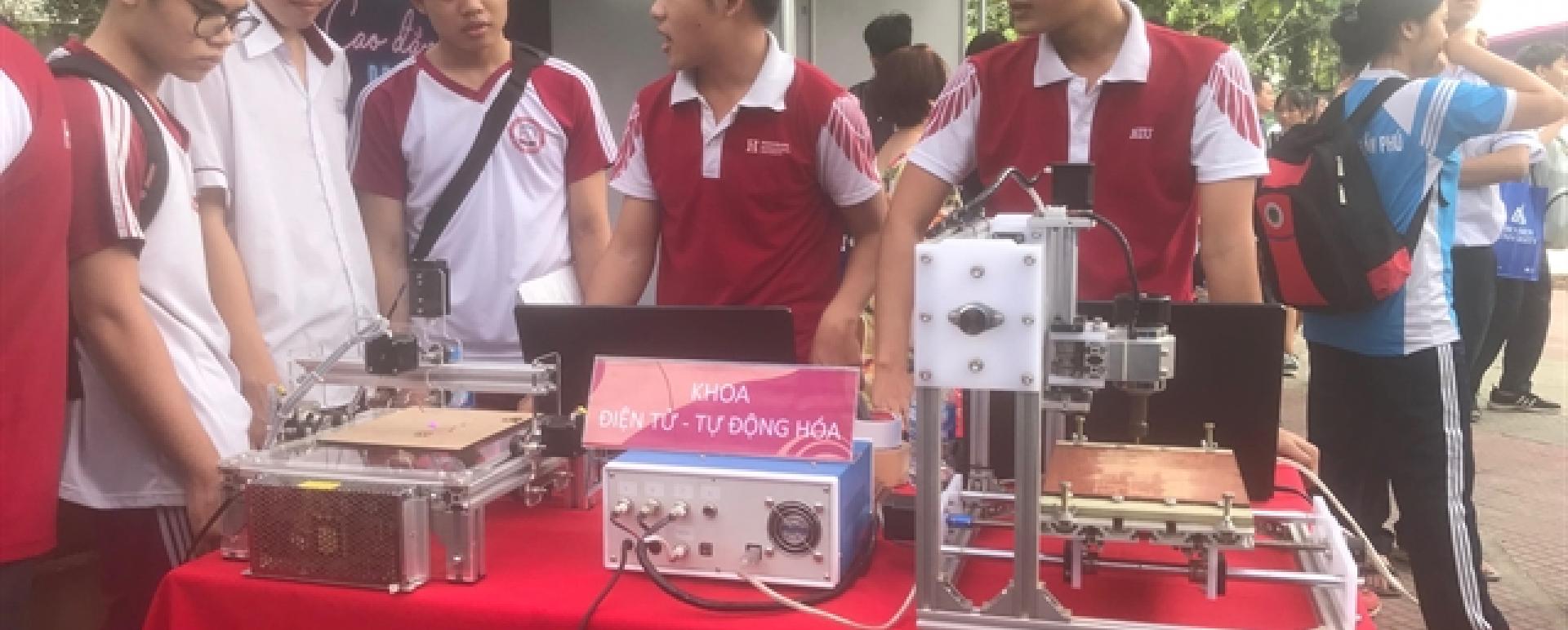     Hồng Bàng International University provides career counselling to high school students at a fair held last year. The university is launching new programmes to meet labour market trends. VNS Photo Gia Lộc
