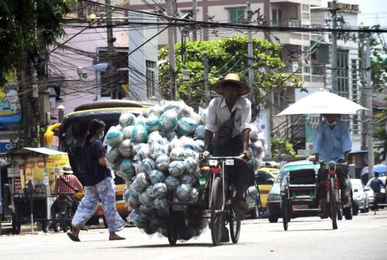 Photo shows scenes of the grass roots trying to earn their livelihoods in Yangon city (Photo-Kyi Naing)